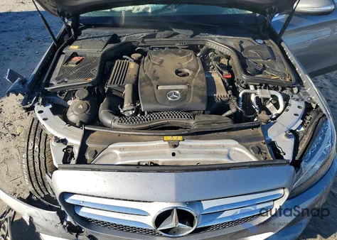 2015 Mercedes-Benz C 300 4Matic z USA, uszkodzony, nr VIN 55SWF4KB9FU018505